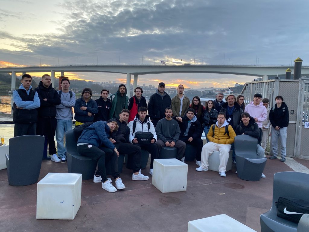 TURMA DE DESPORTO - CURSO PROFISSIONAL Agrupamento de escolas da senhora da hora VELA e REMO na MARINA DO FREIXO -SPORT CLUB DO PORTO